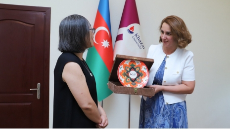 Uni eshakka soladi, qichqiradi